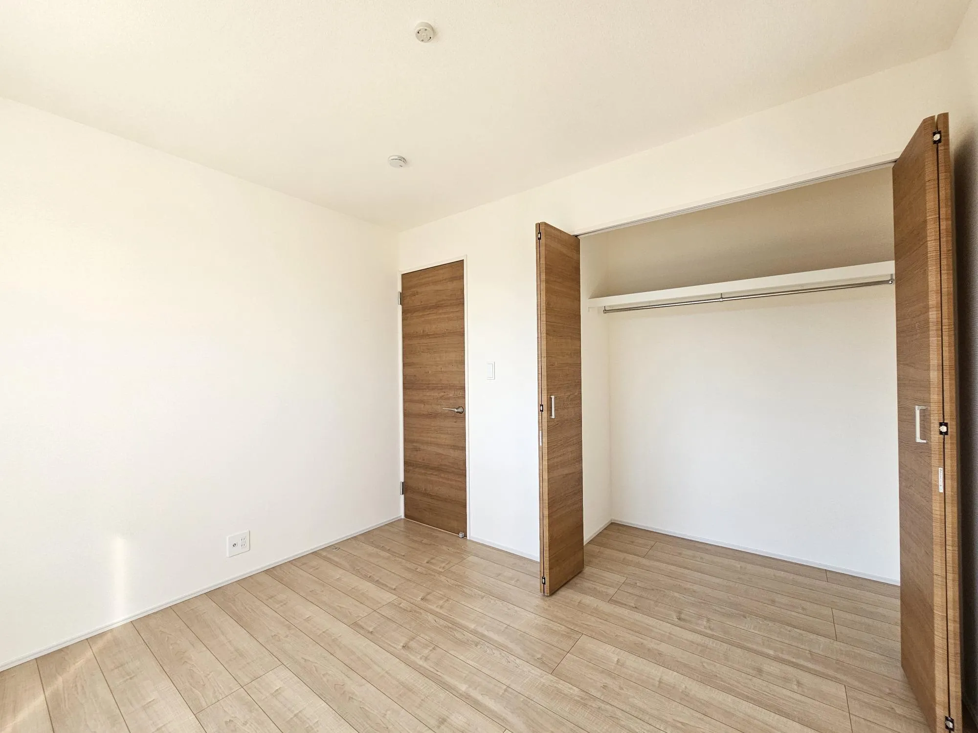 1号棟　南側洋室(5.25帖)