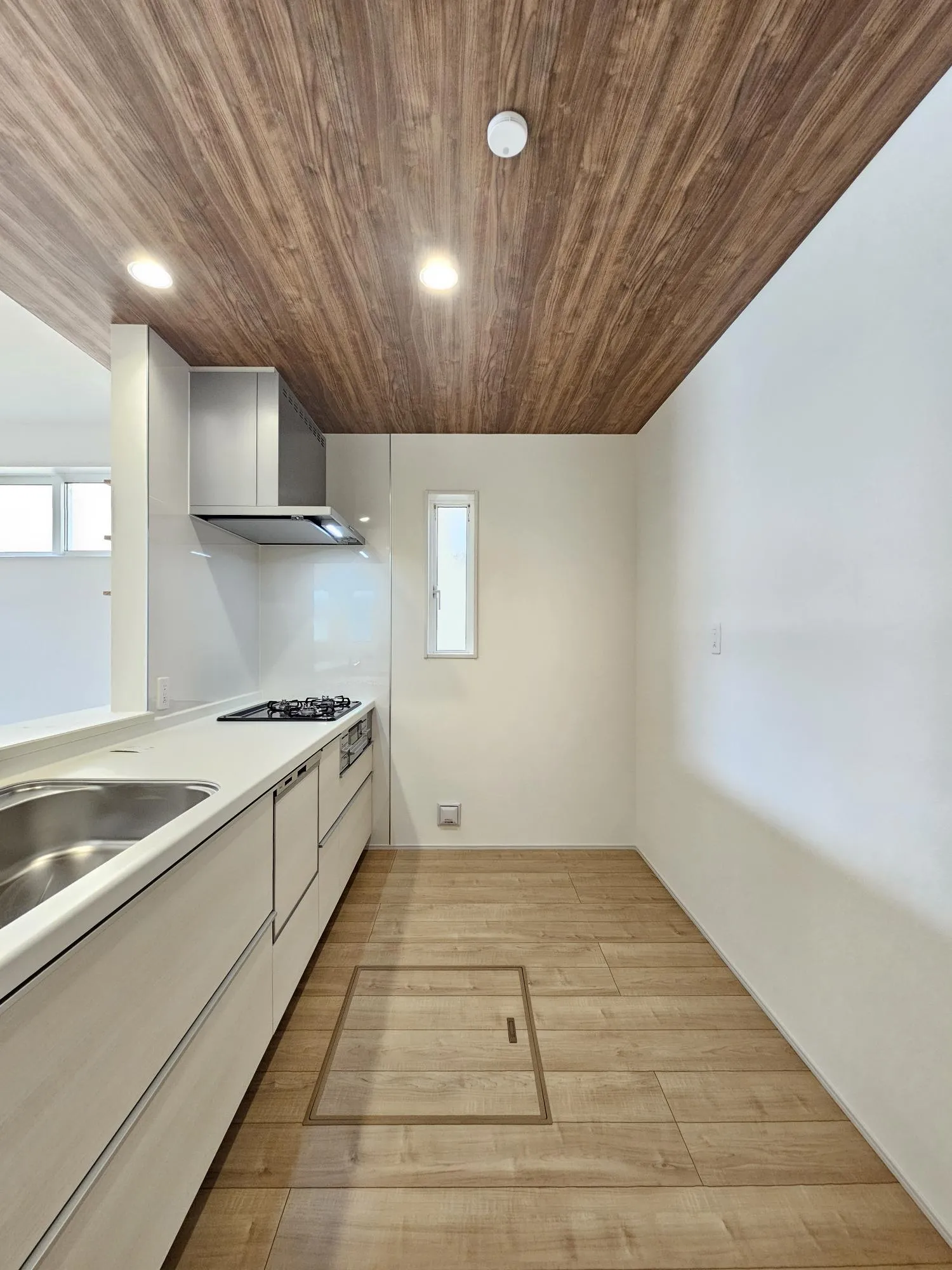 1号棟　キッチン
対面式のカウンターキッチンには食洗器を搭載。家族の様子を見ながら料理が楽しめます