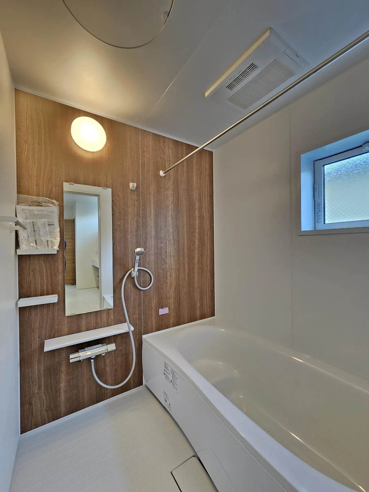 1号棟　浴室
浴室乾燥機・暖房のフル装備。ゆったりとした1坪タイプで足を伸ばしてご入浴頂けます