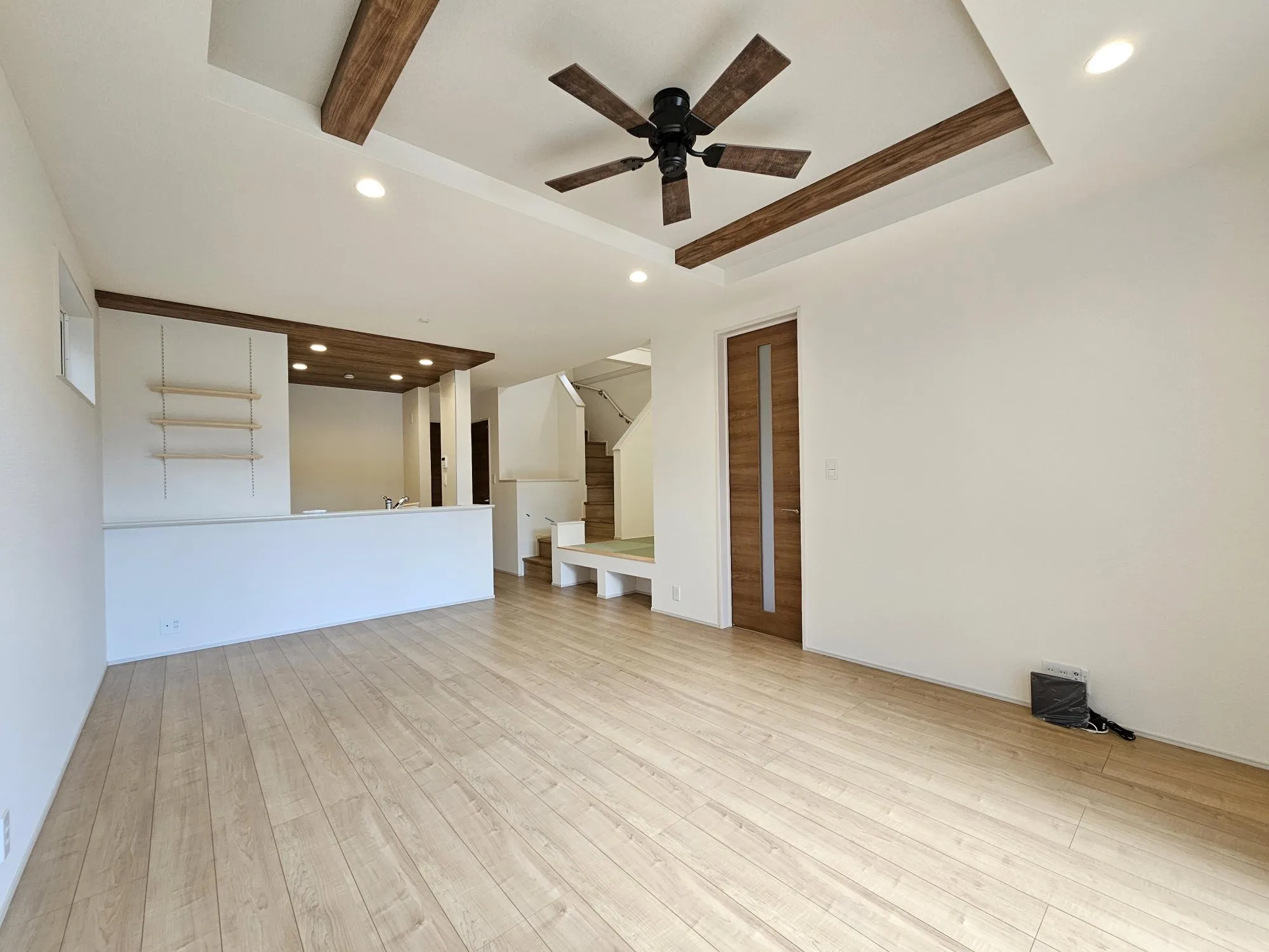 1号棟　LDK(20.12帖)
家族が集うリビングは南向きで明るく、スタイリッシュな折上天井で開放的な空間になっています。