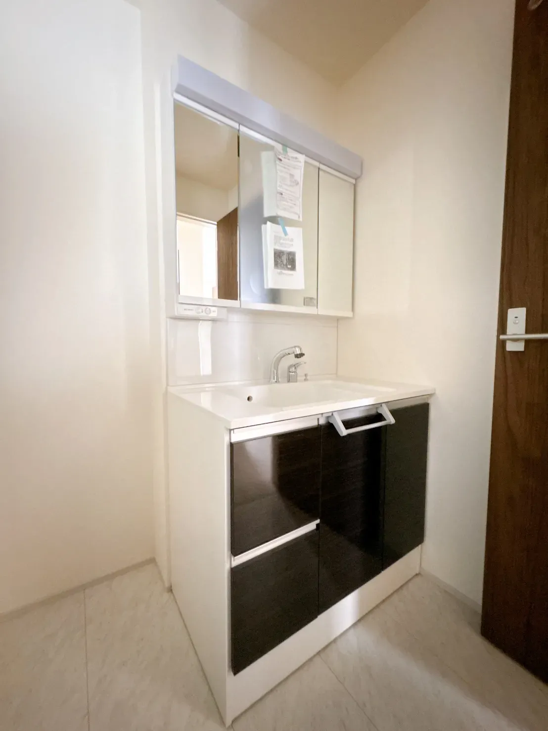 【脱衣所】大きな洗面化粧台付きです♪