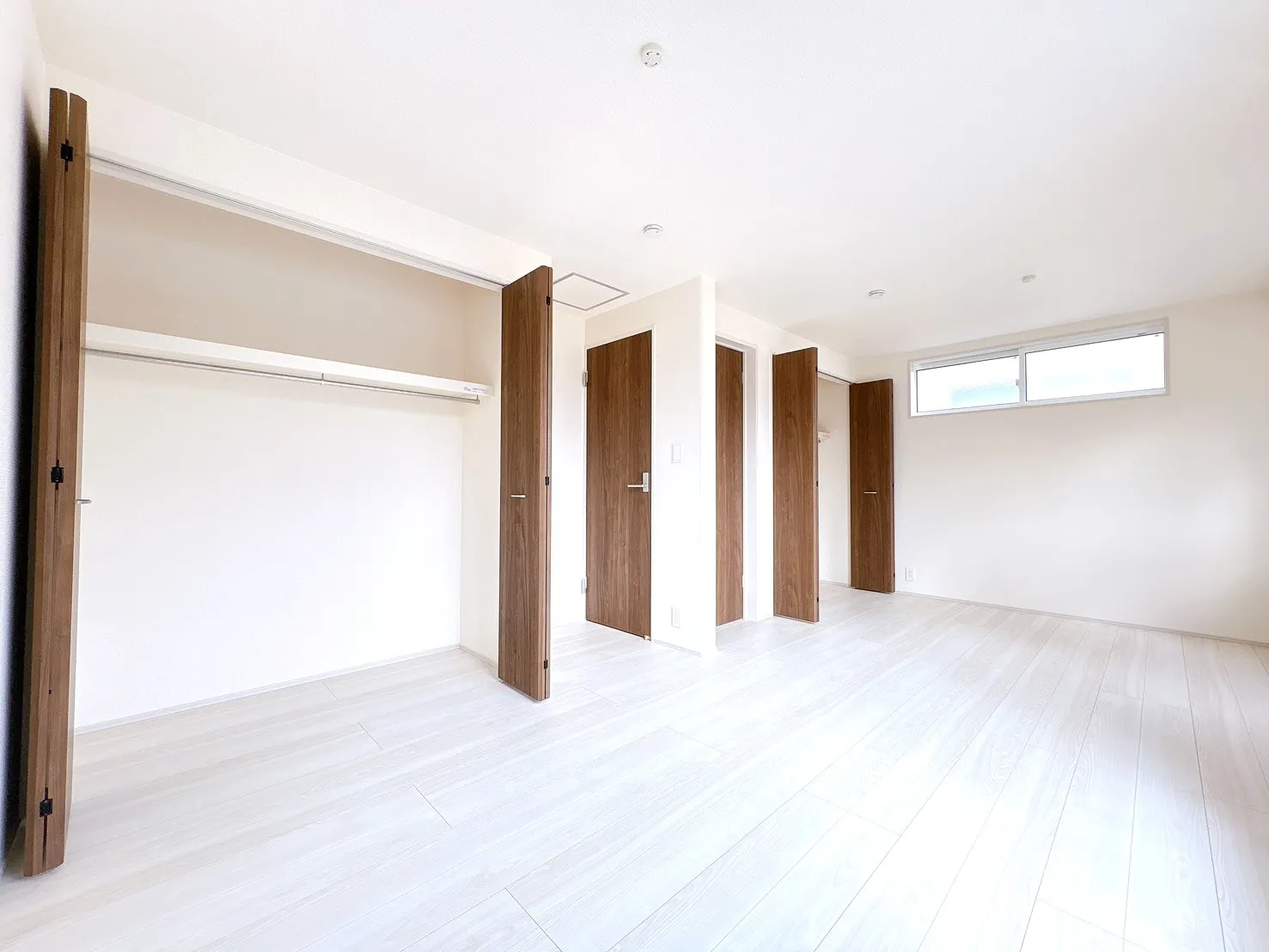 【主寝室】10帖以上の広いお部屋です♪