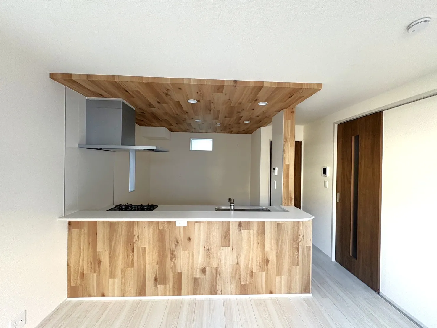 【キッチン前面】キッチンがオシャレにみえるアクセントクロス仕様