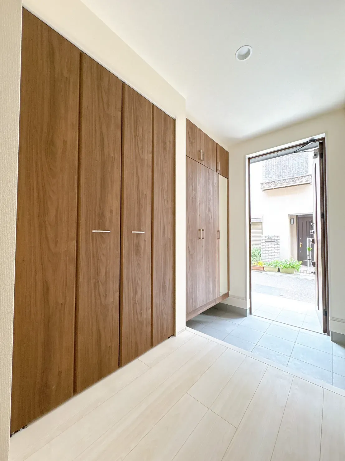 【玄関収納】大きな鏡付で、お出かけ前のチェックにも便利です♪