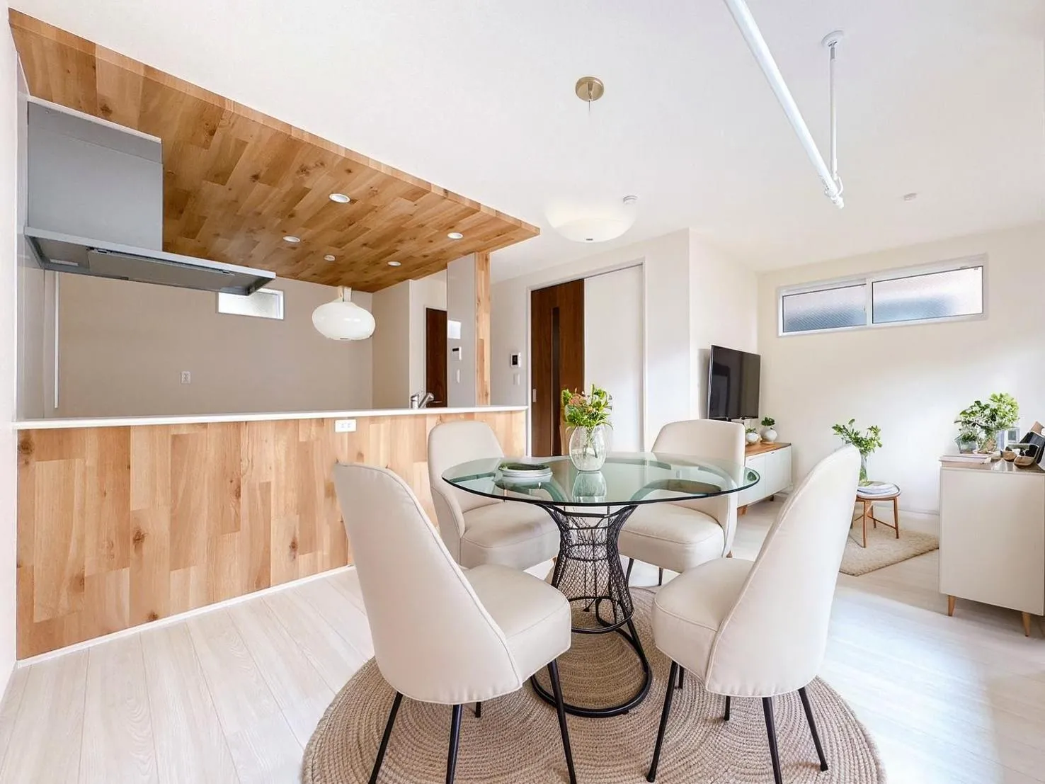 【リビング】ゆったりリビング!シャッター、折上天井と設備も充実です♪