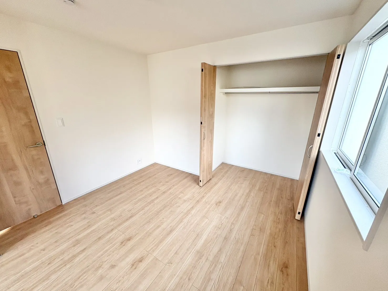 ☆1号棟　北東5.25畳洋室☆