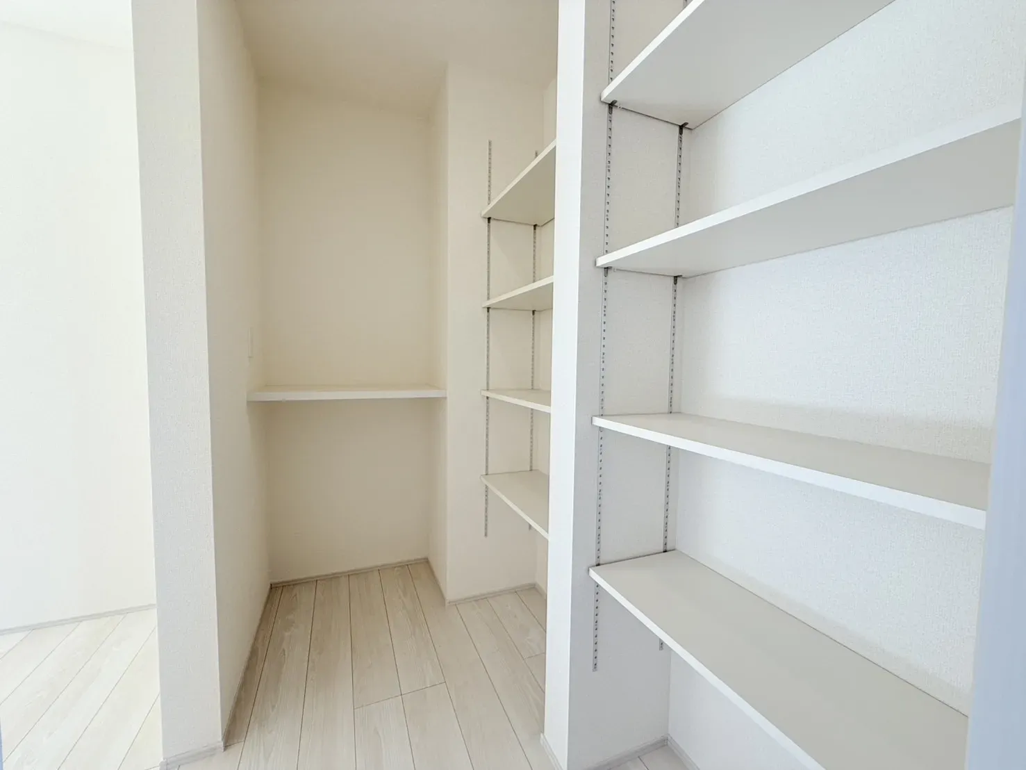 キッチン裏パントリー