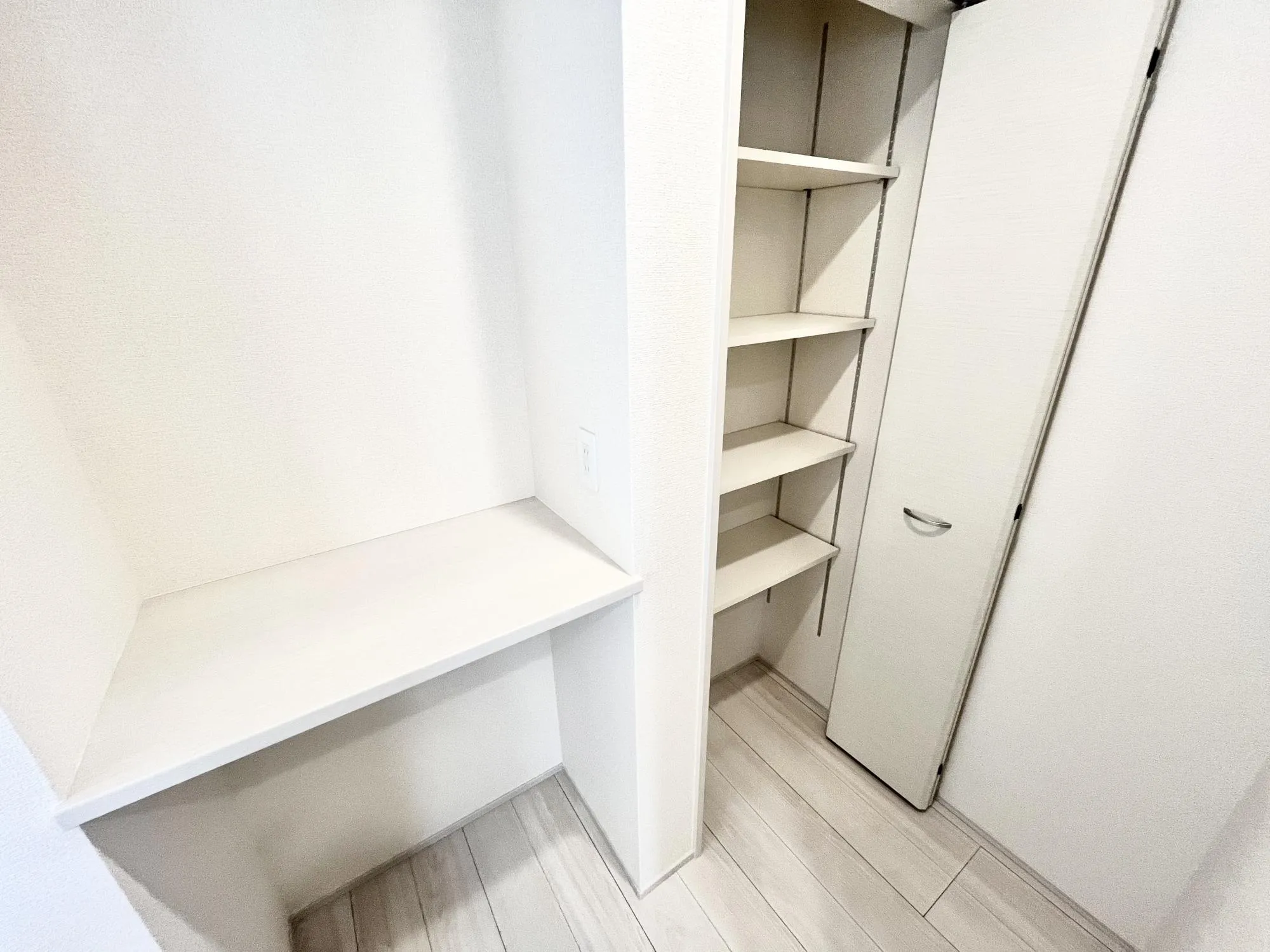 パントリーとしてもお使いいただけるカウンター・可動棚付きキッチン横収納
