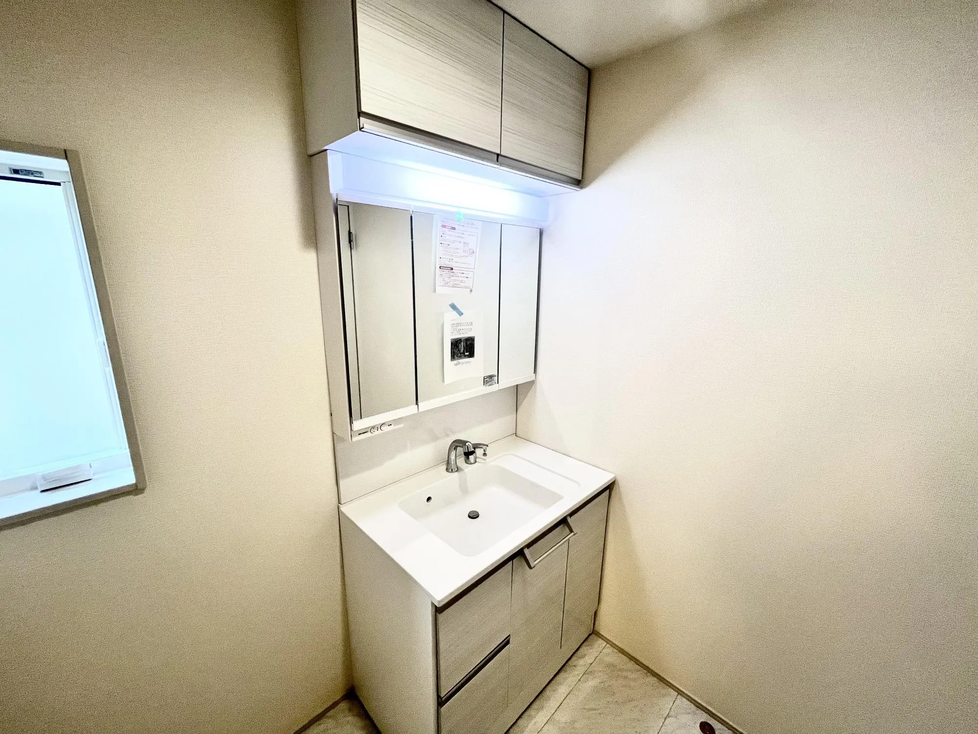 ミラー内部にコンセントがあり、電気カミソリや電動歯ブラシも充電したまま収納できます。