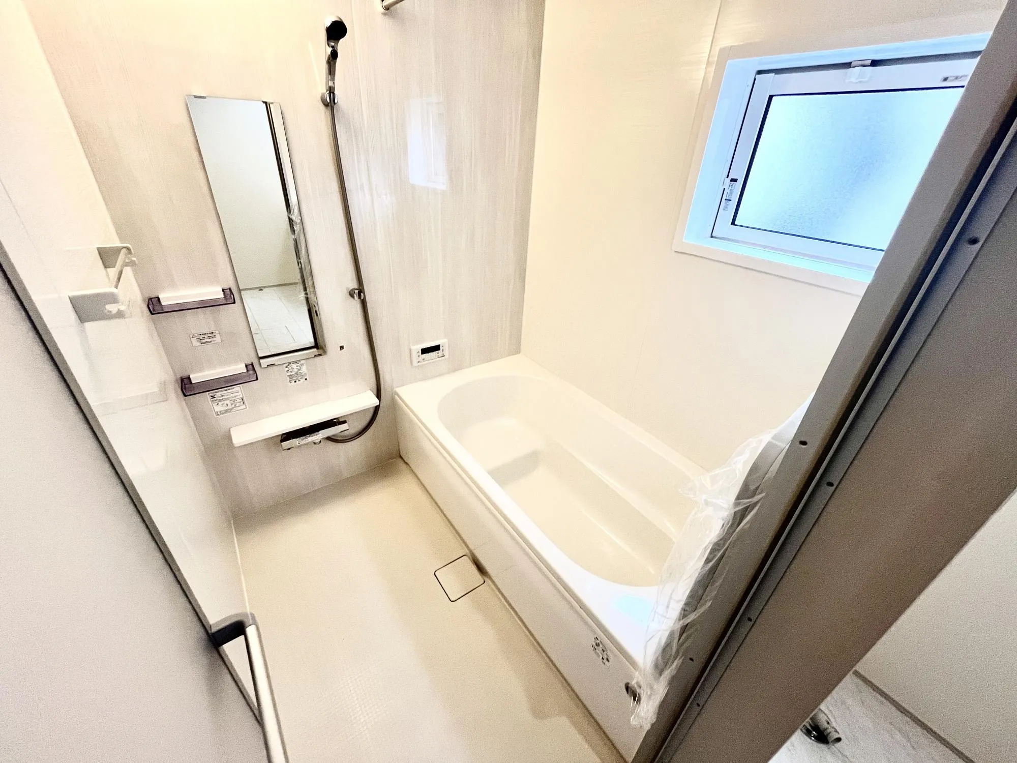 ステップ付きのバスタブで疲れをリフレッシュ!半身浴もOK、親子入浴もできます