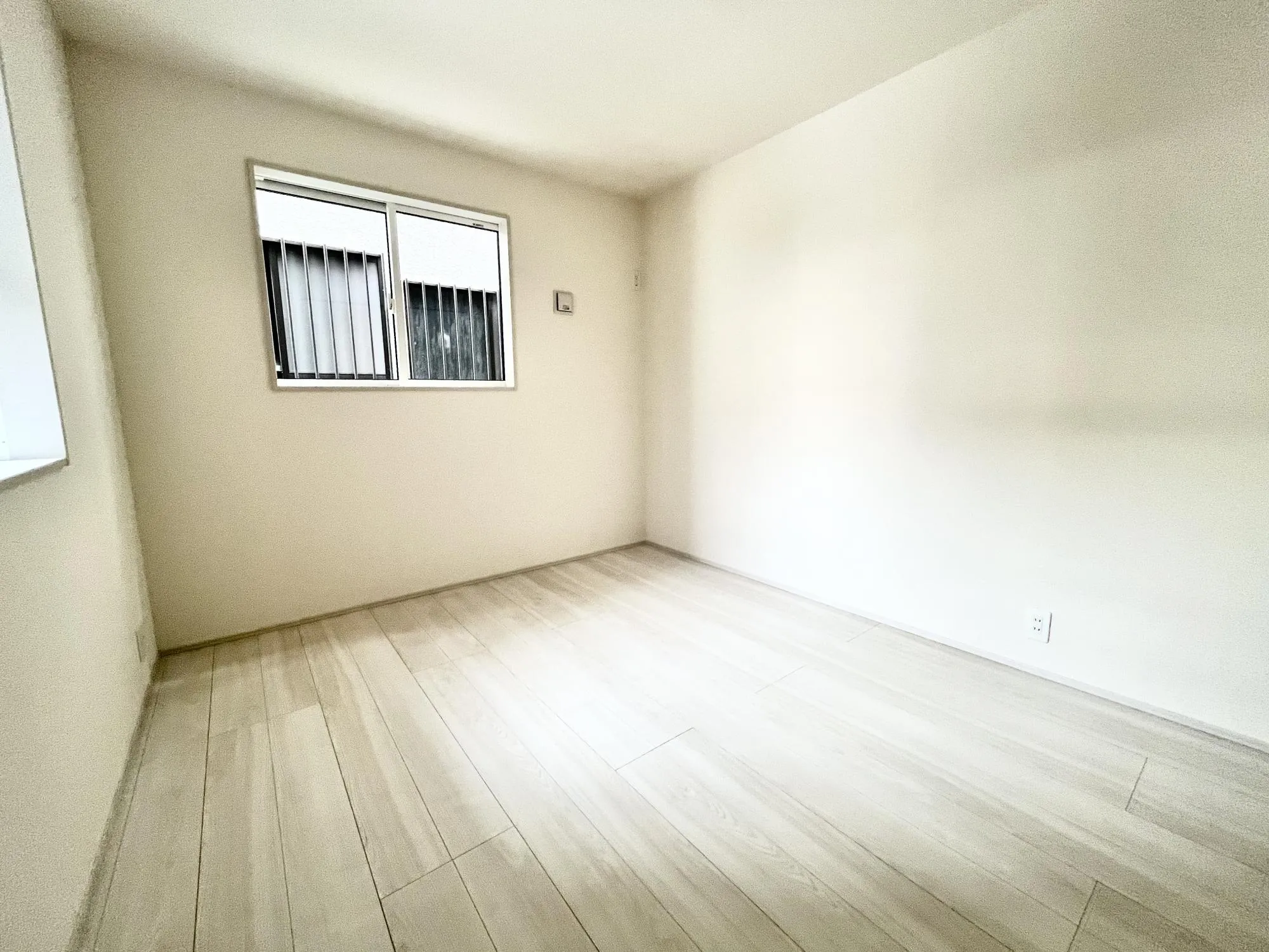 1階5帖洋室は在宅ワークや趣味部屋に。　LDKと分かれているので集中できます。来客時にプライバシーを保てるのでゲストルームにも