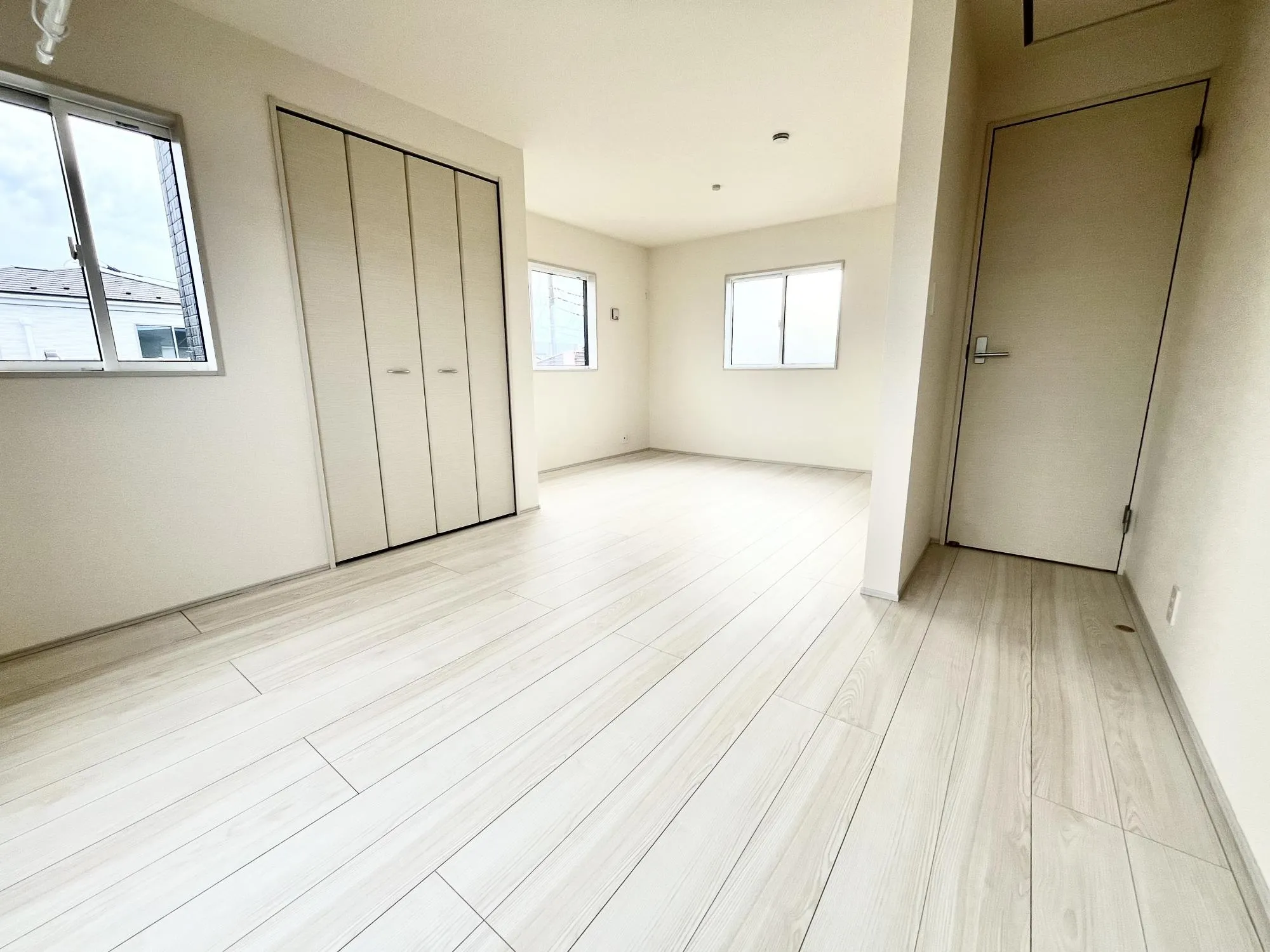 間仕切り壁を想定して2ドア2クローゼットを配置。2部屋にできるように対応しています。可変型洋室　5.25帖+5.25帖