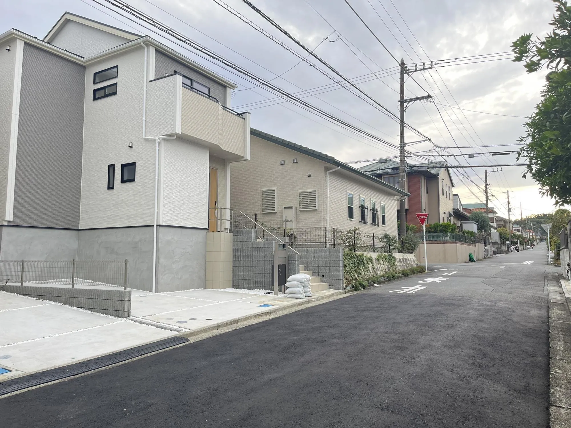 前面道路はゆとりのある幅員6m!
車の出し入れもスムーズで、駐車が苦手な方にも安心です。