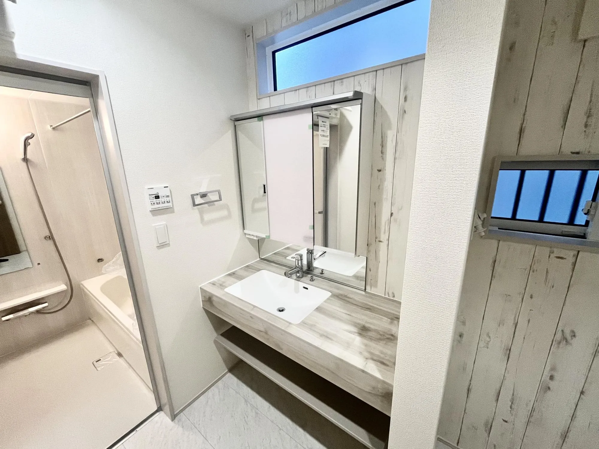 清潔感を保つ広々サニタリーで忙しい朝もスムーズに