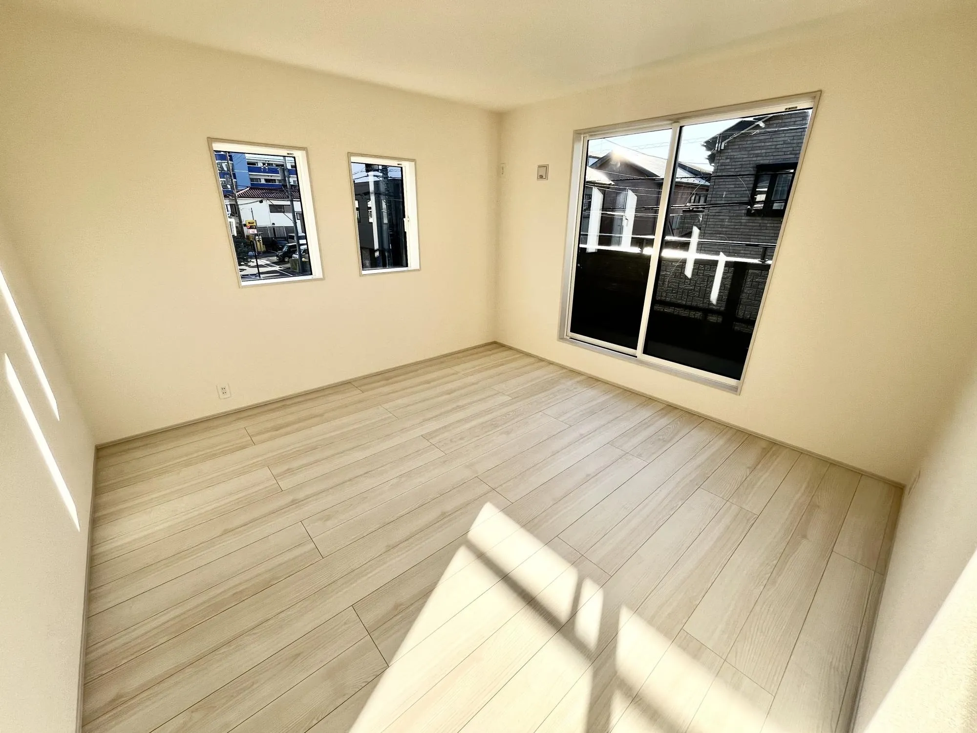 2面採光の明るい洋室