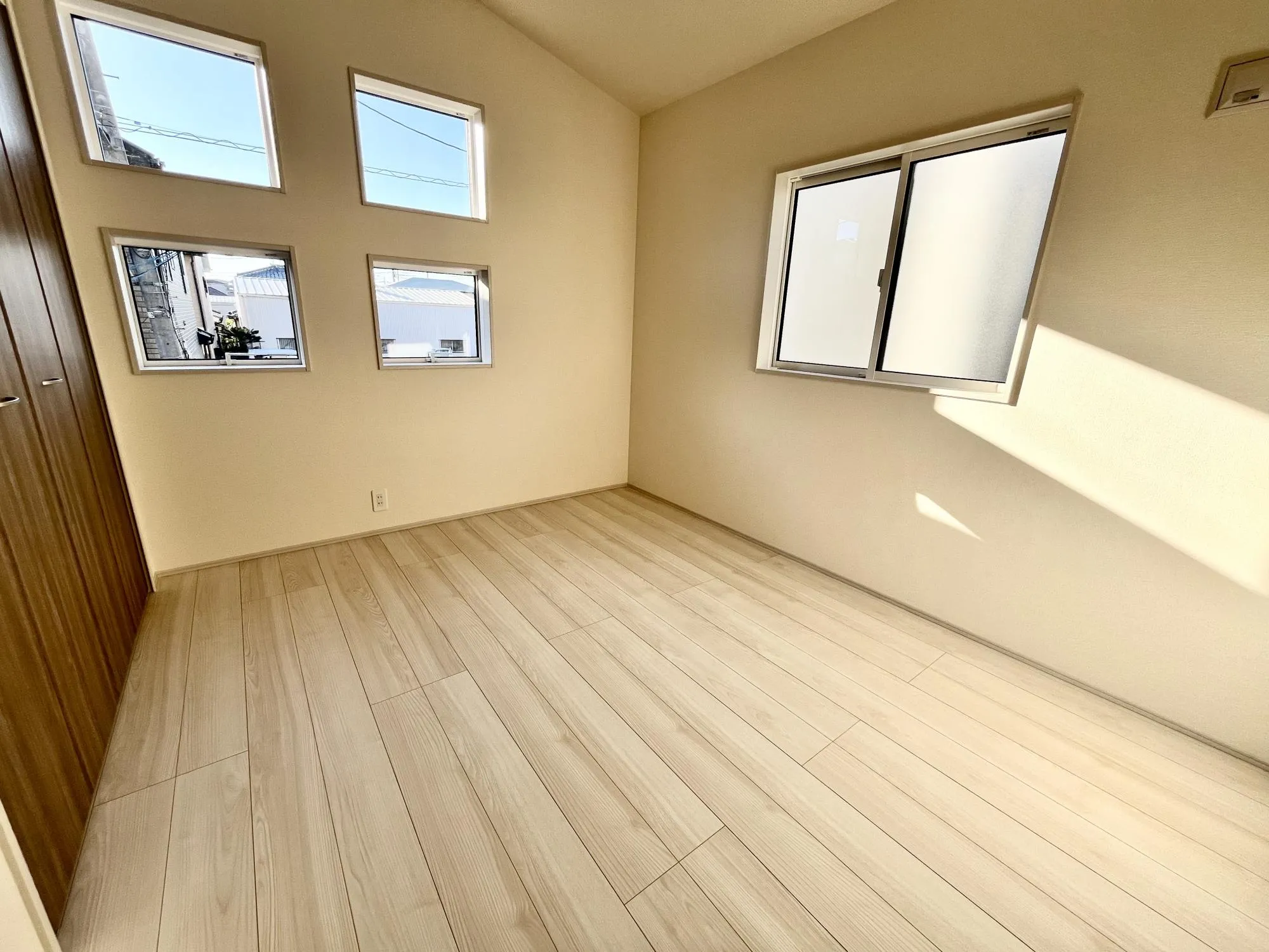 シンプルにデザインされた室内。家具やレイアウトでお好みの空間に