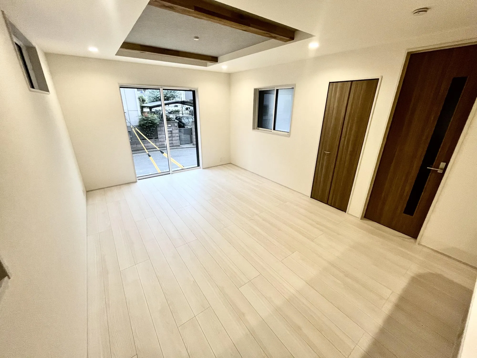 窓から差し込む陽光が家族の団らんを優しく包み込みます