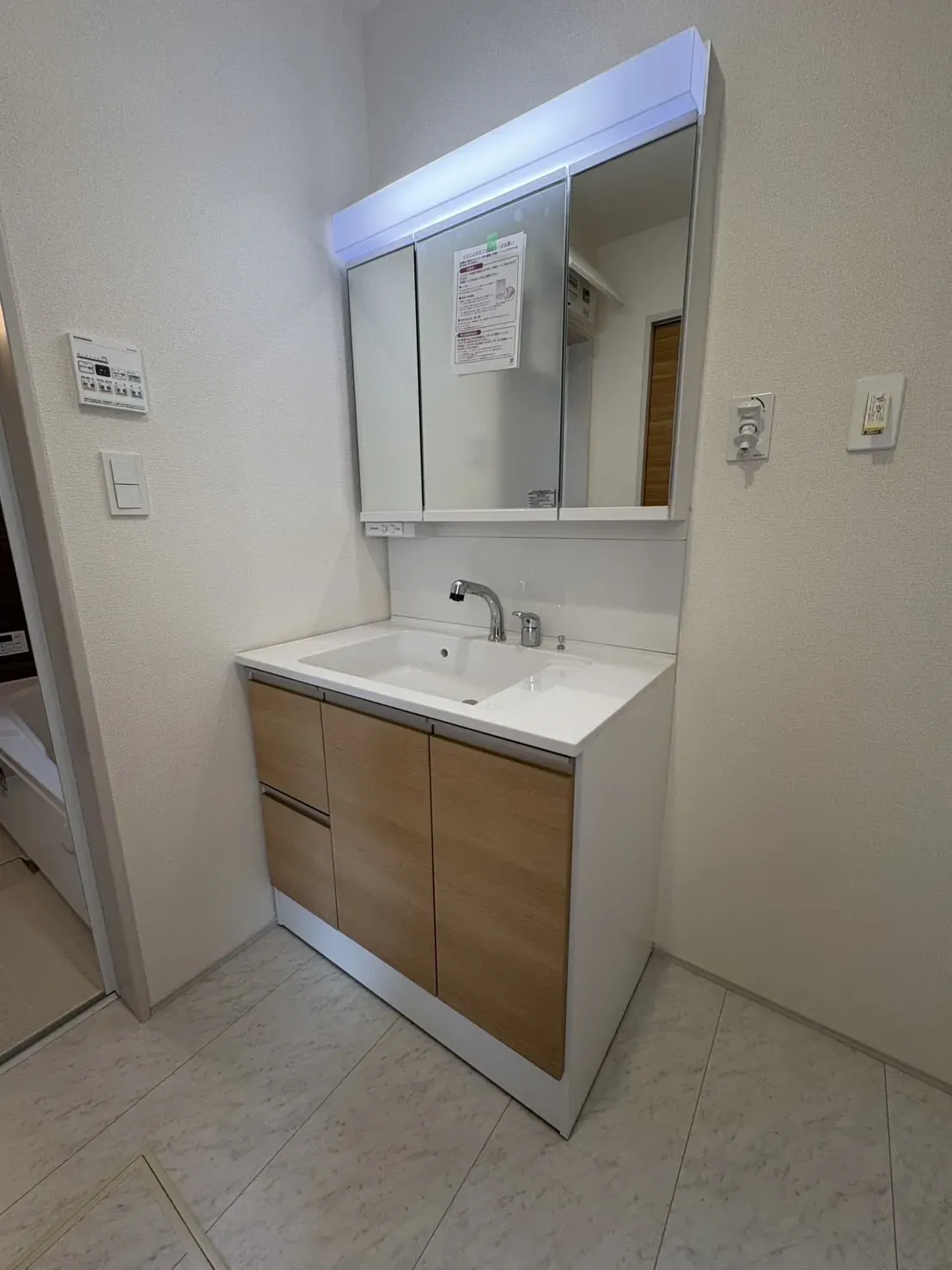 【脱衣所】大きな洗面化粧台付きです♪