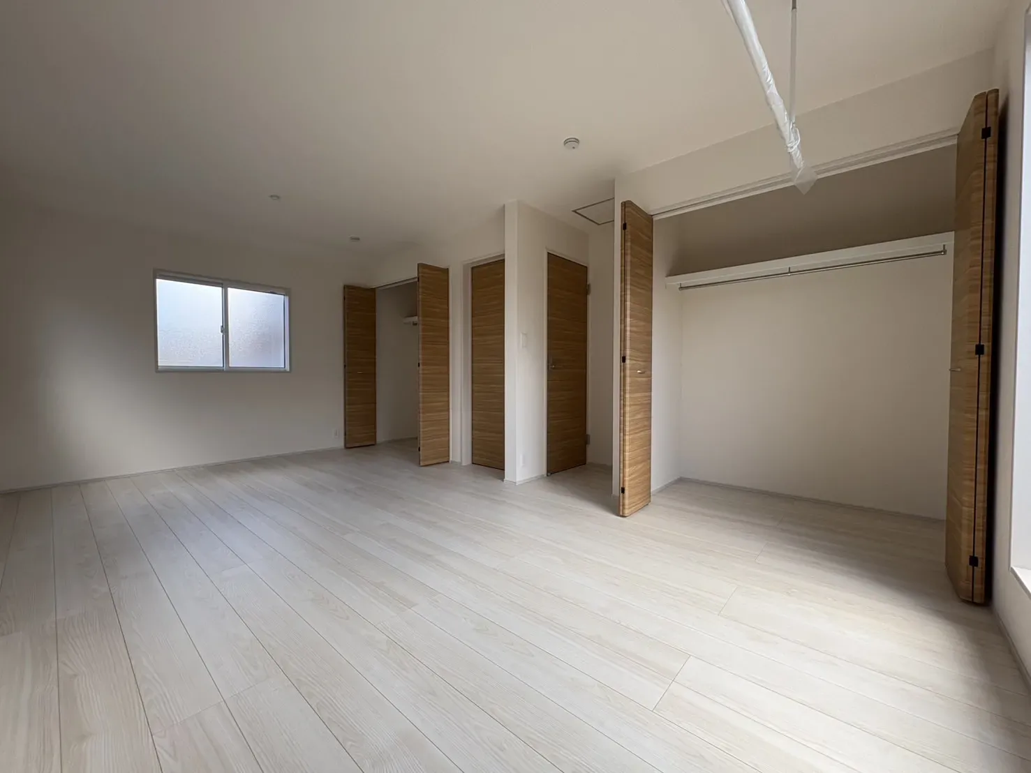 【主寝室】10帖以上の広いお部屋です♪