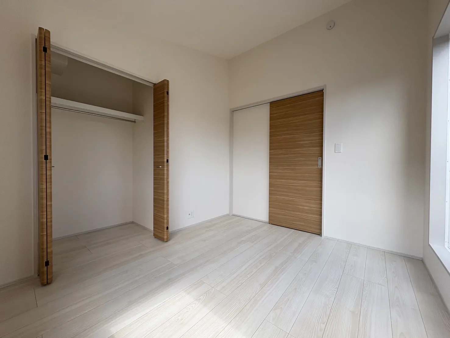 【勾配洋室】勾配天井が開放感を演出します♪