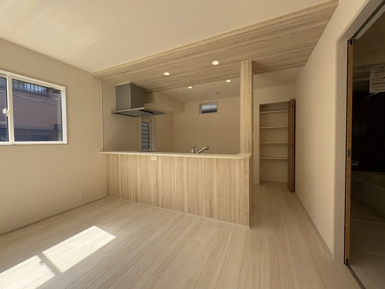 【キッチン前面】キッチンがオシャレにみえるアクセントクロス仕様