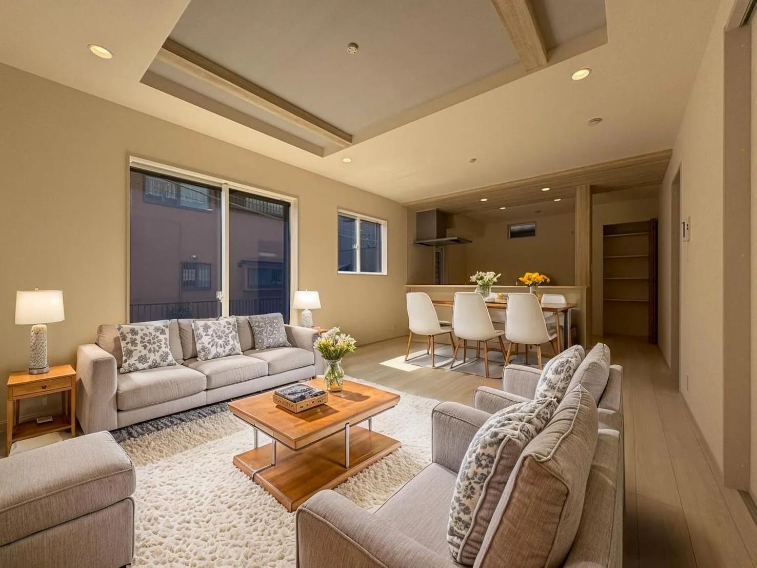 【リビング】ゆったりリビング!シャッター、折上天井と設備も充実です♪