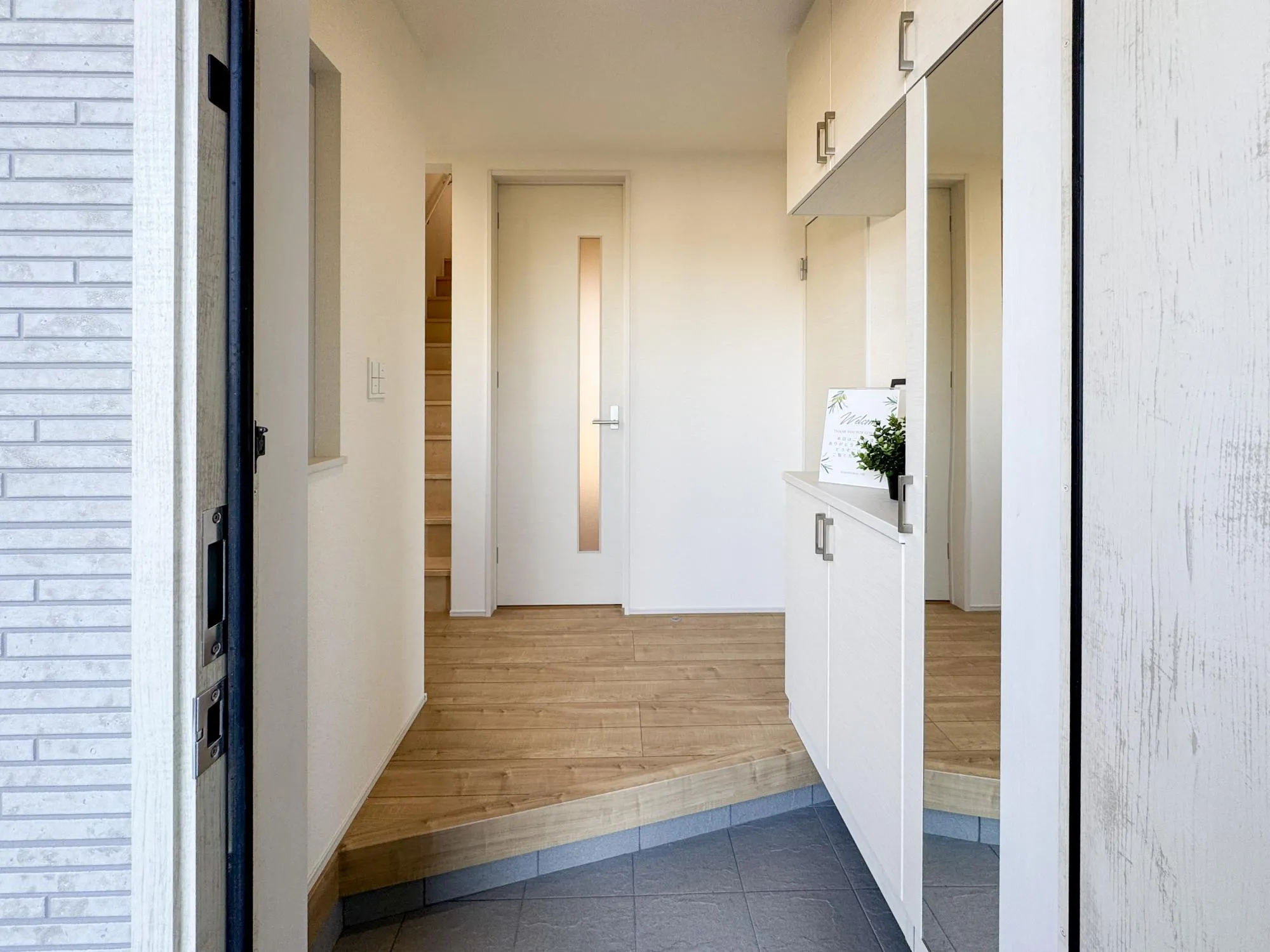 【1号棟 玄関】