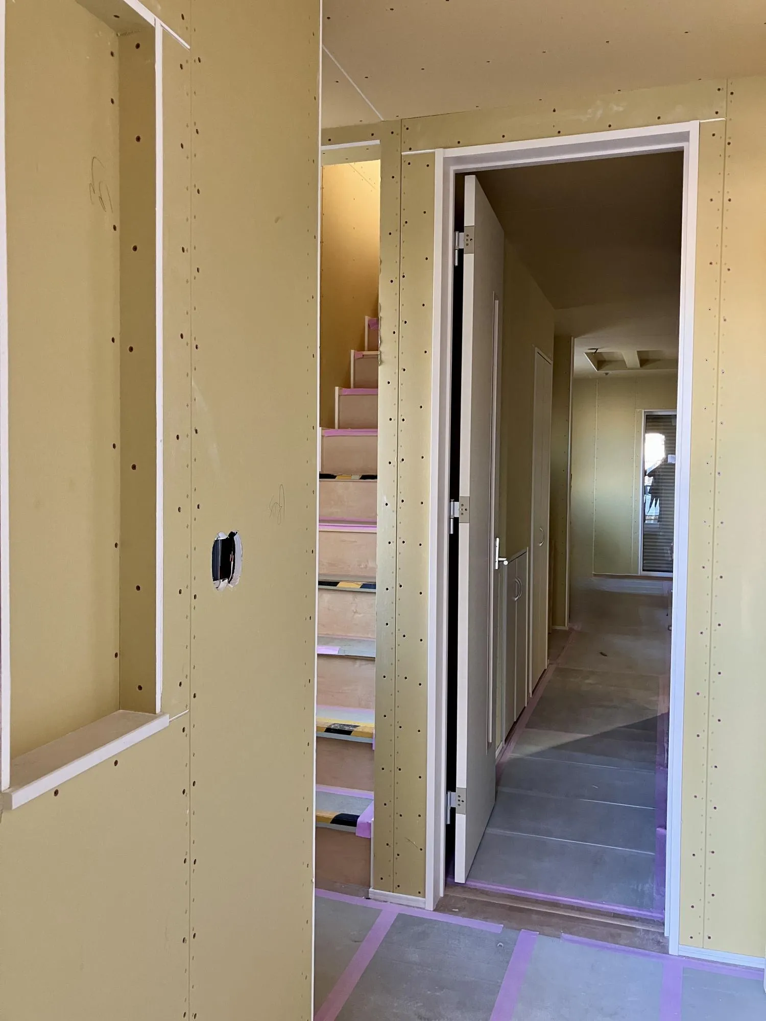 【内観 建築中】