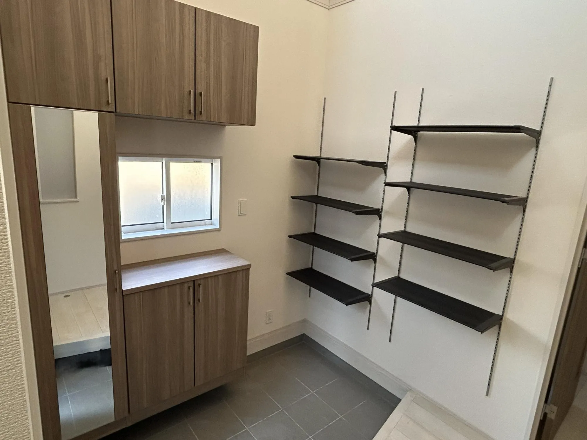 【2号棟　1階　玄関】