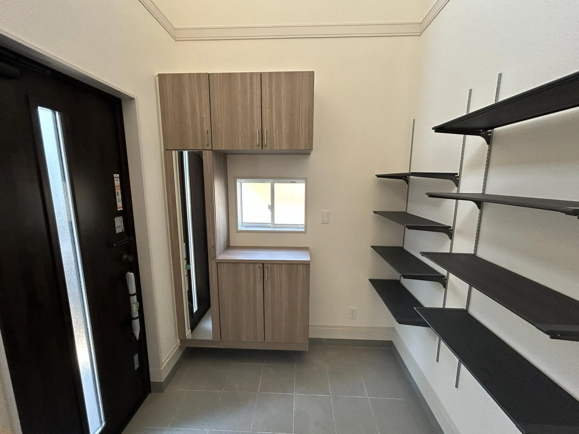 【2号棟　1階　玄関】