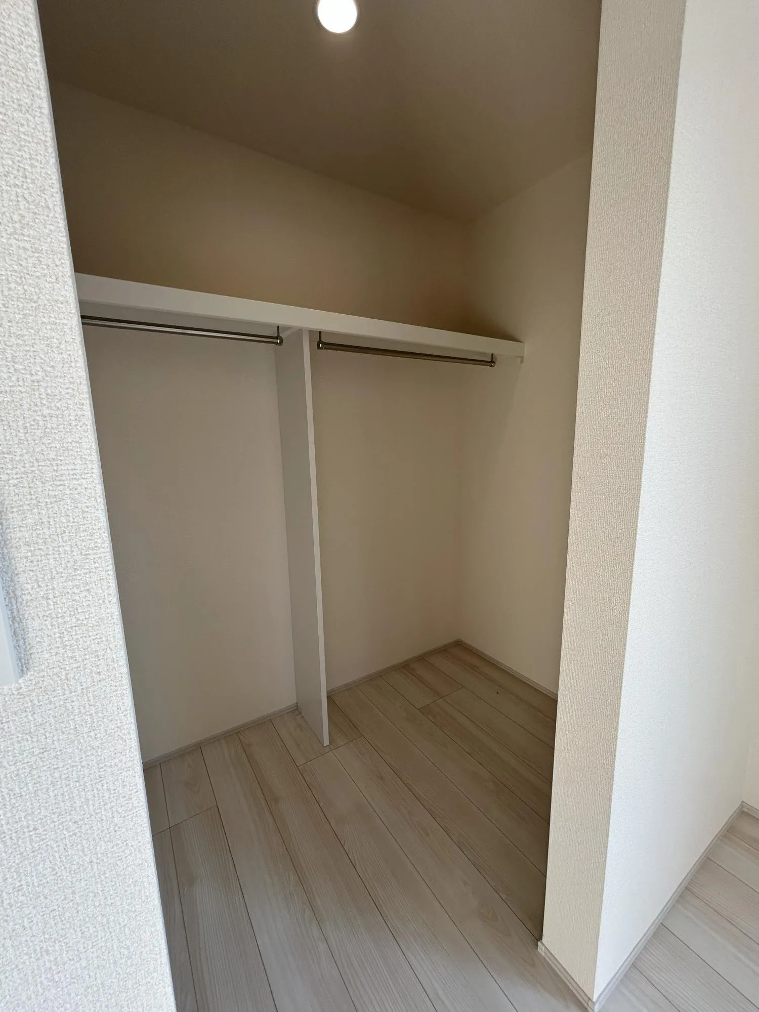 【2号棟　2階　洋室(7.14帖)　ウォークインクローゼット】