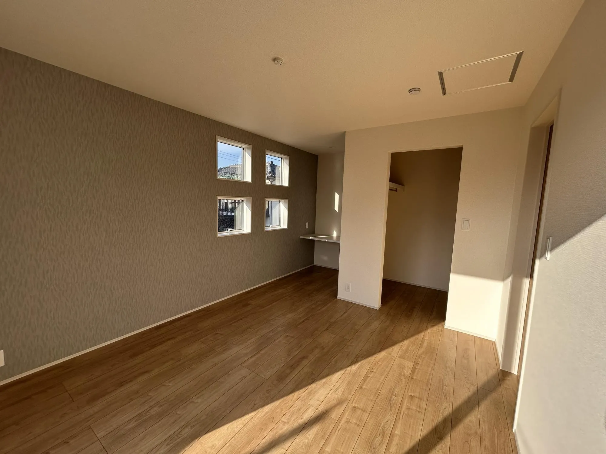 【3号棟　2階　洋室(8.12帖)】