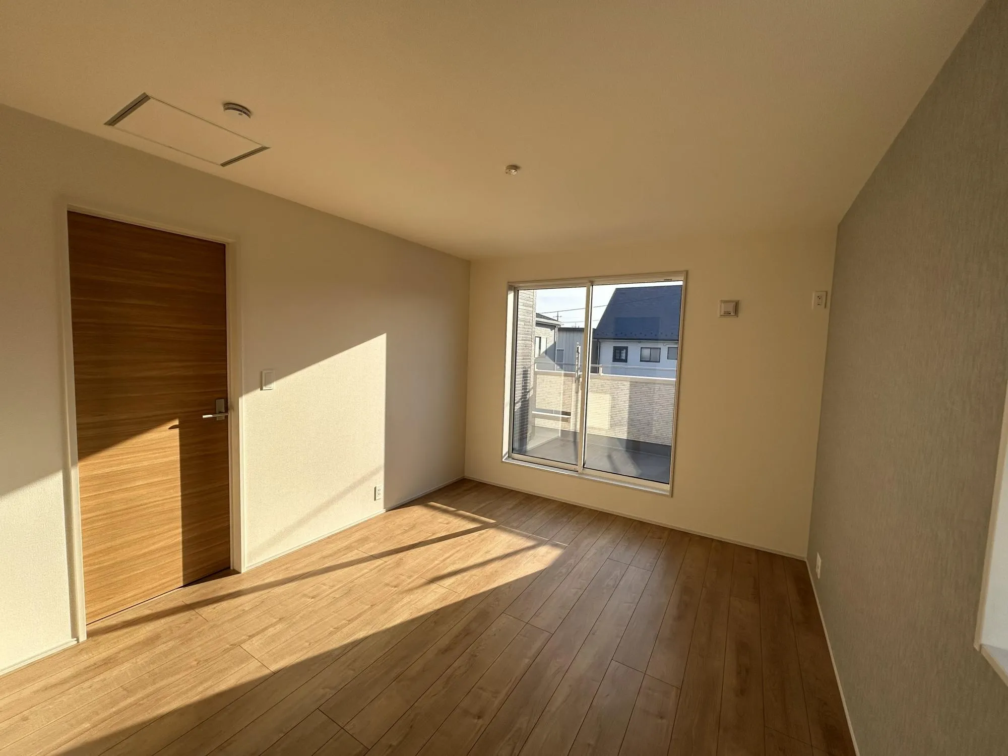 【3号棟　2階　洋室(8.12帖)】