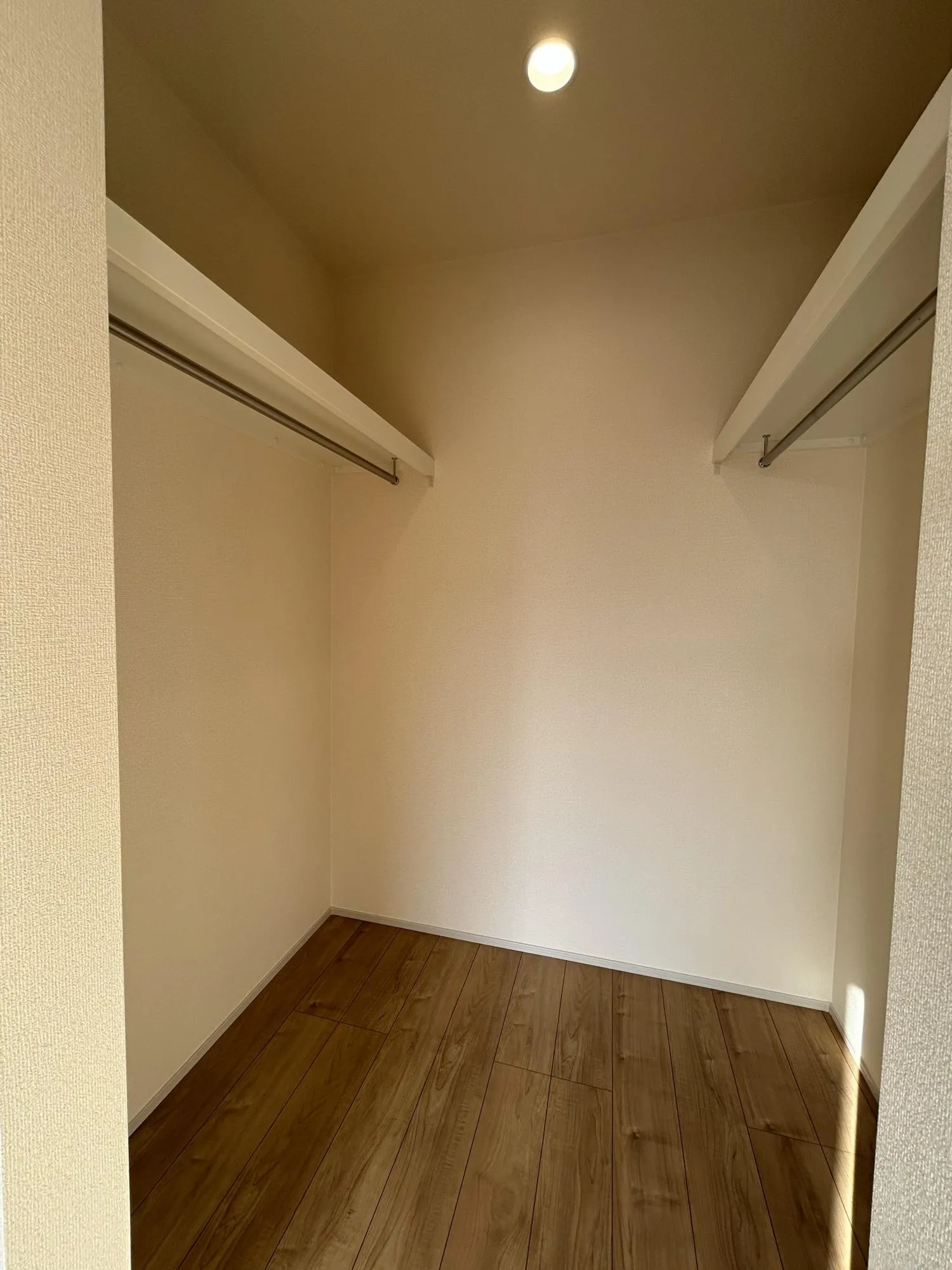 【3号棟　2階　洋室(8.12帖)　ウォークインクローゼット】