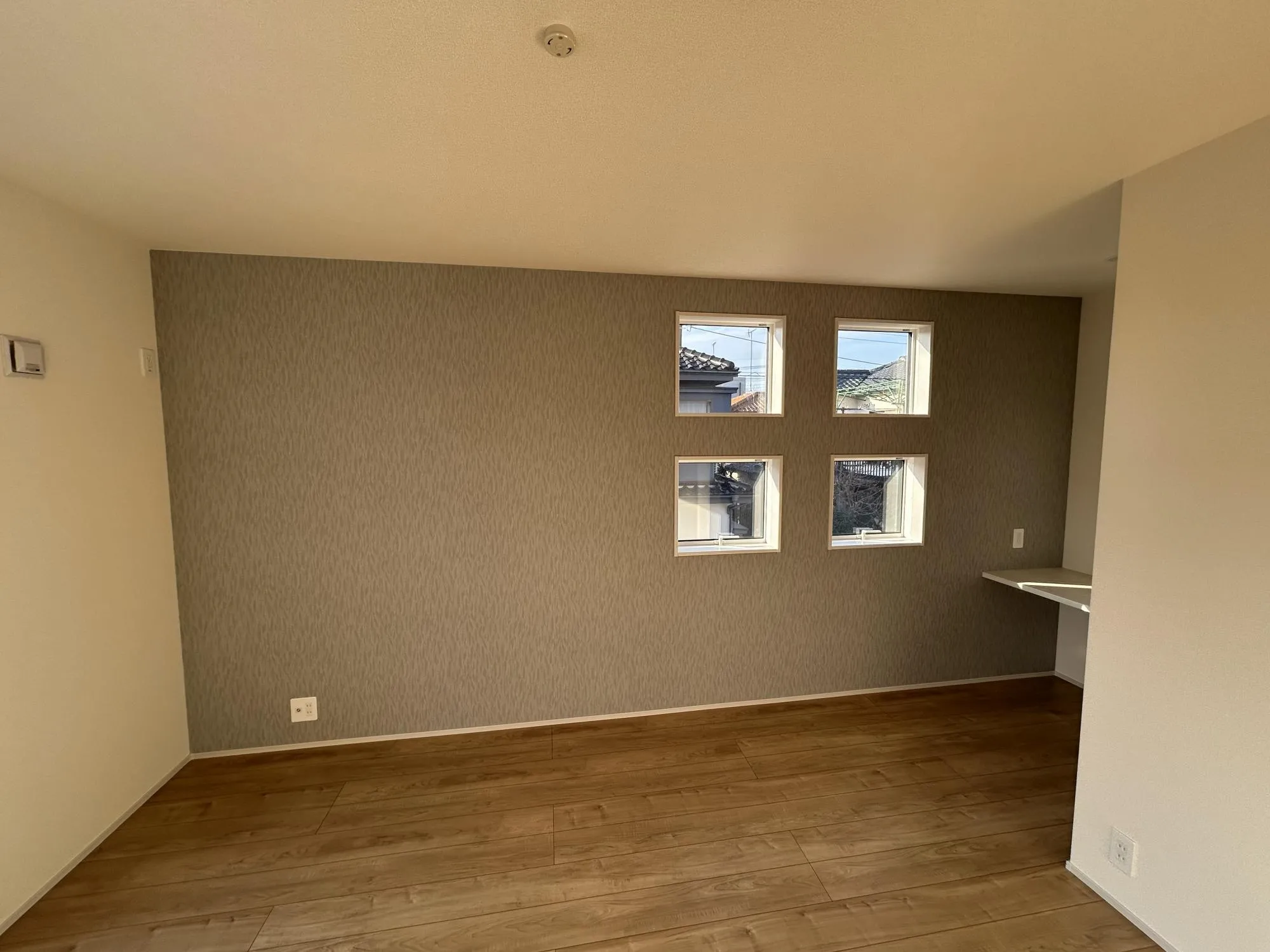 【3号棟　2階　洋室(8.12帖)】