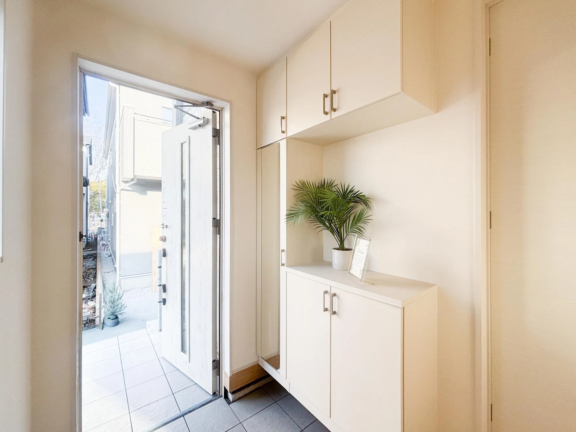 【4号棟　1階　玄関】