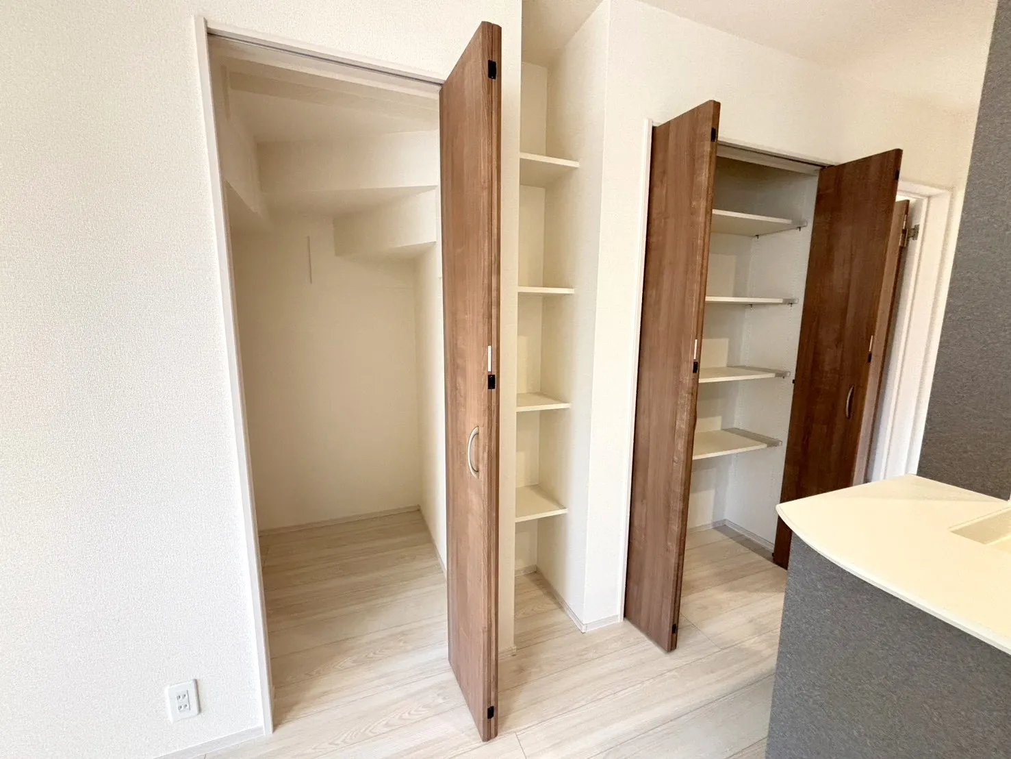 【1号棟:キッチン横収納】