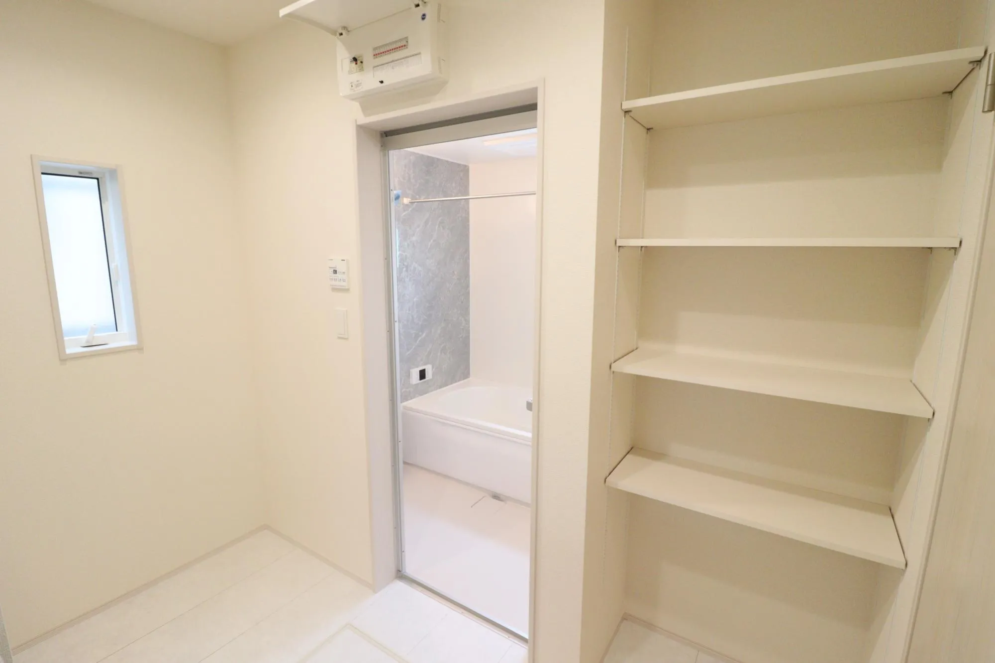 【①号棟　洗面脱衣所　収納】