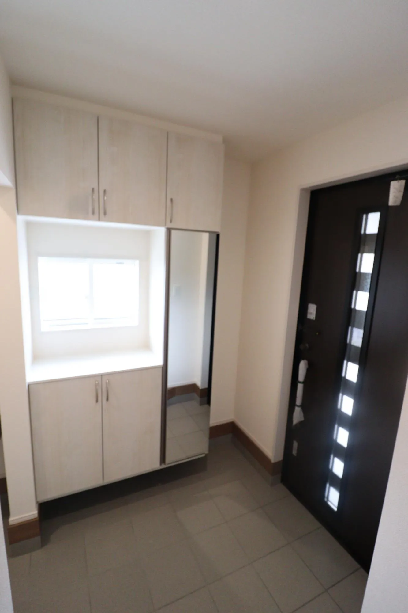 【①号棟　玄関】