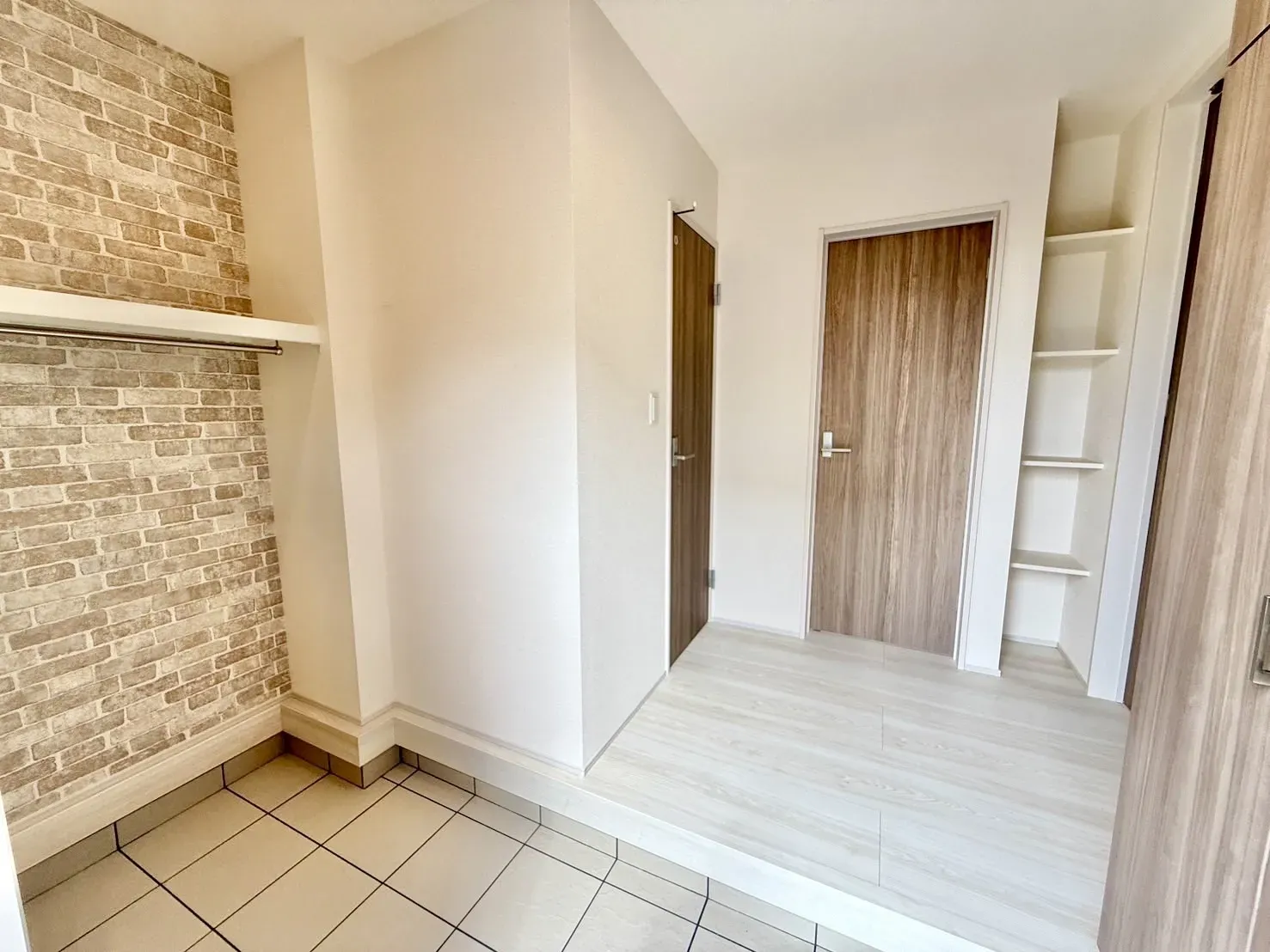 【玄関】パイプハンガー付きの玄関!