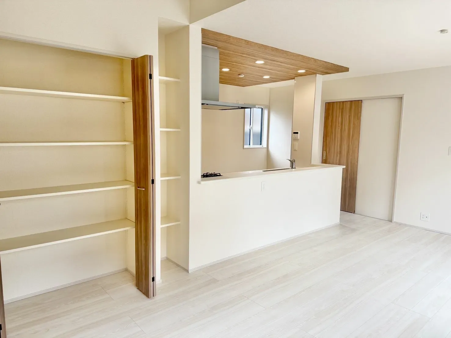 【LDK18.25帖】4段可動棚付きで日用品の収納に便利です!