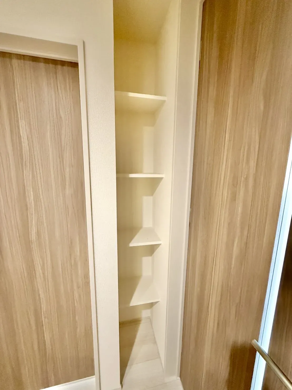 【収納】玄関近くに4段固定棚付き!