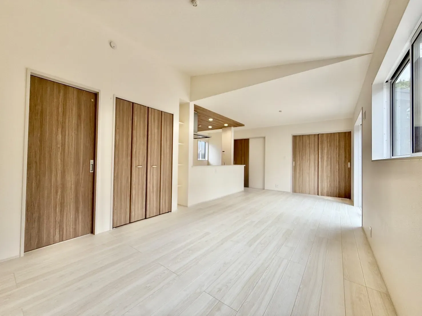 【LDK18.25帖】勾配天井で明るく解放感が感じられます!