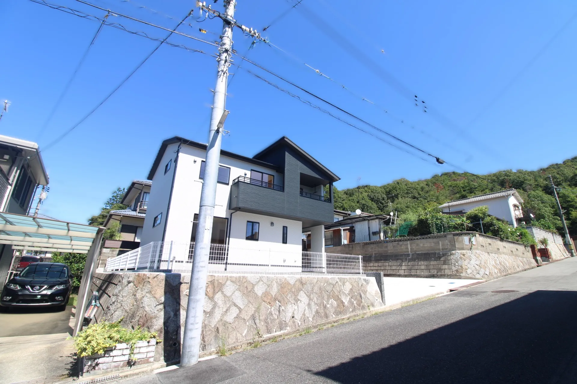 前面道路から見た外観