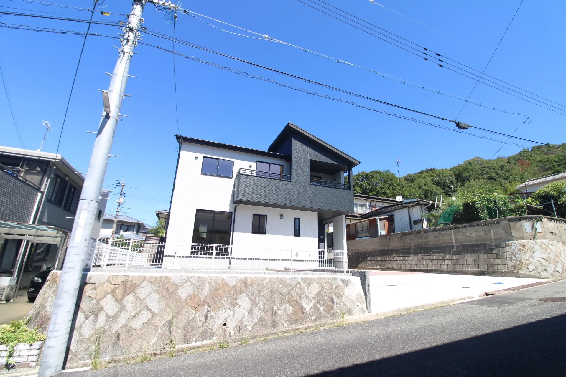 前面道路から見た外観