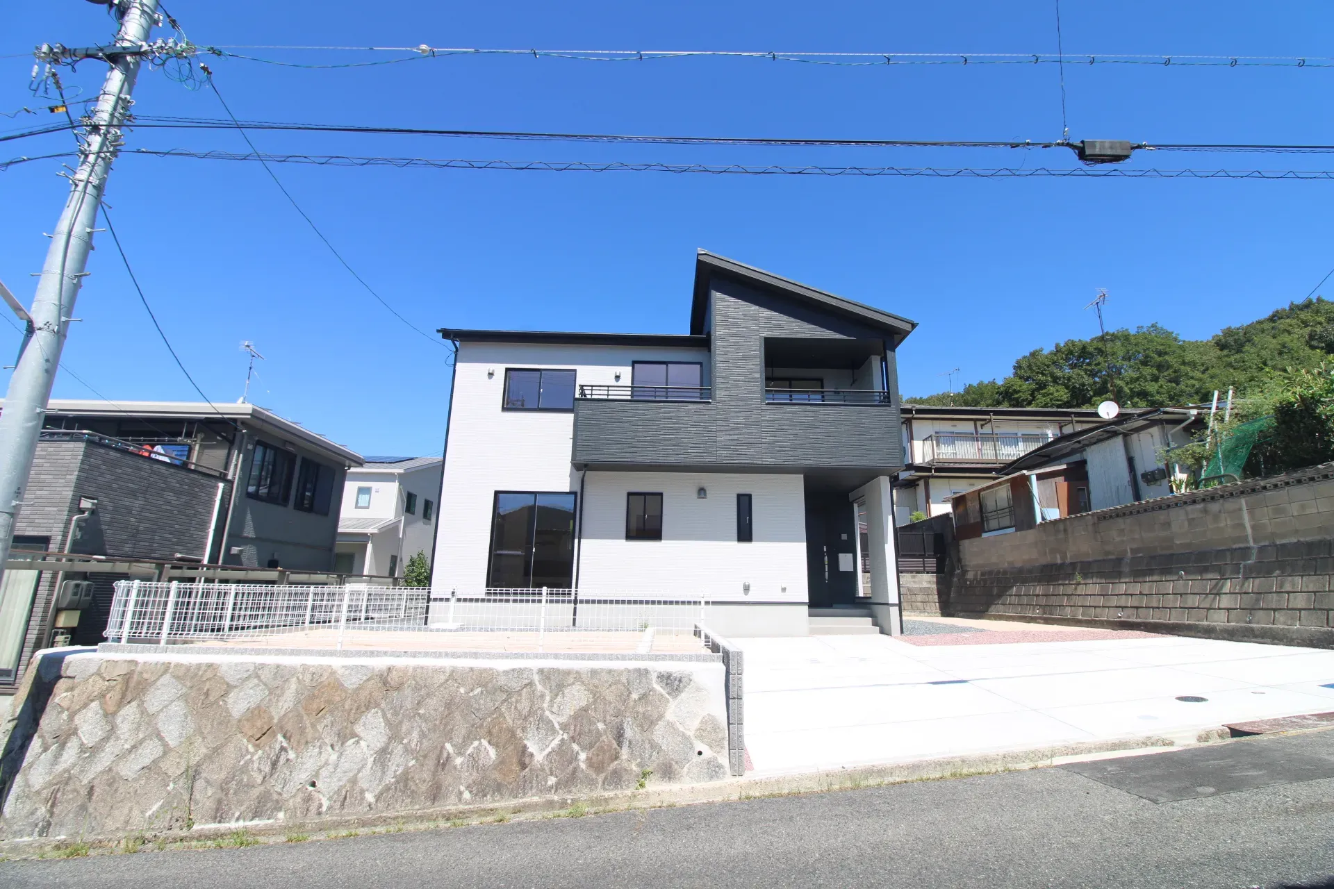 前面道路から見た外観