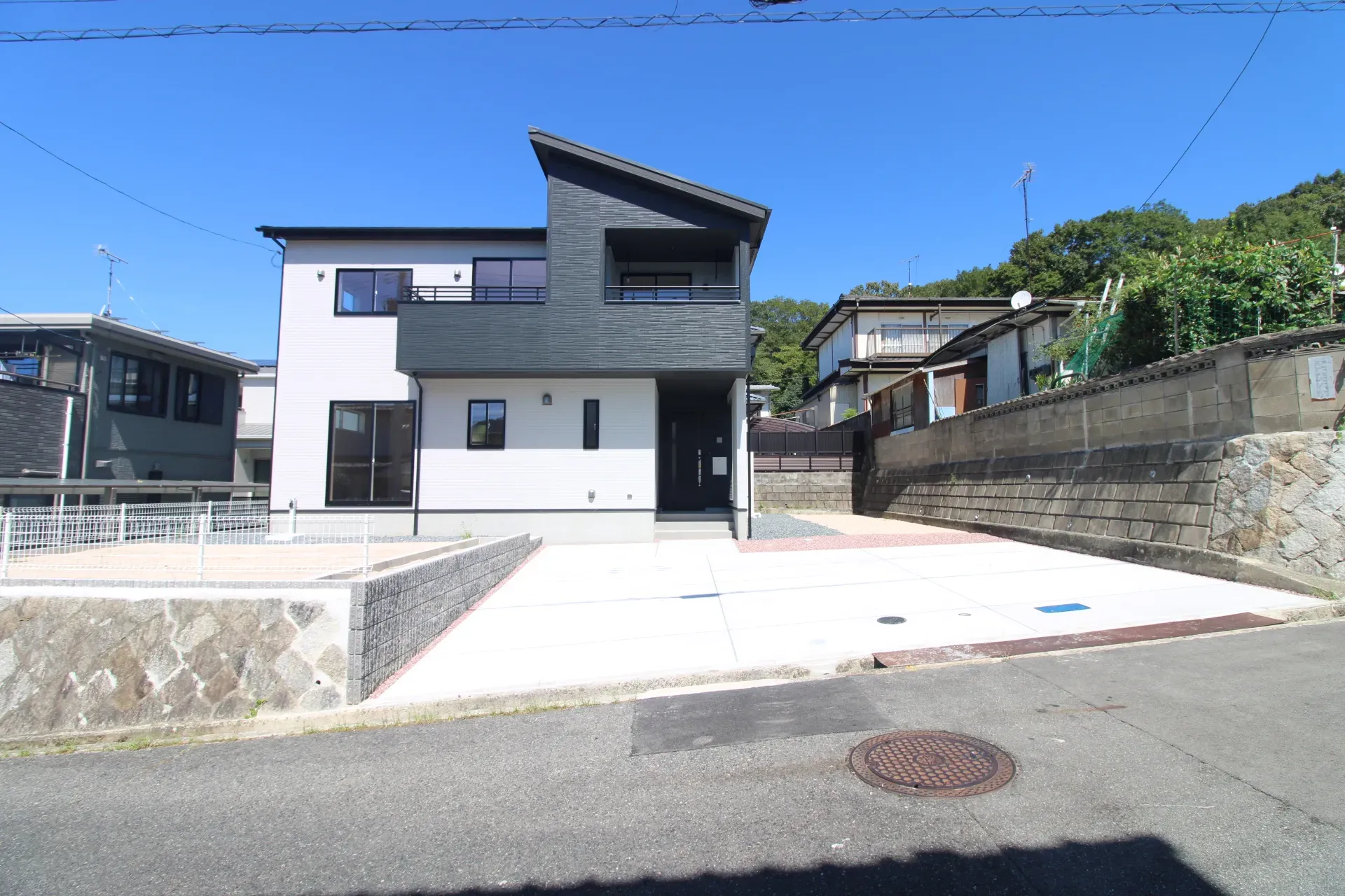 前面道路から見た外観