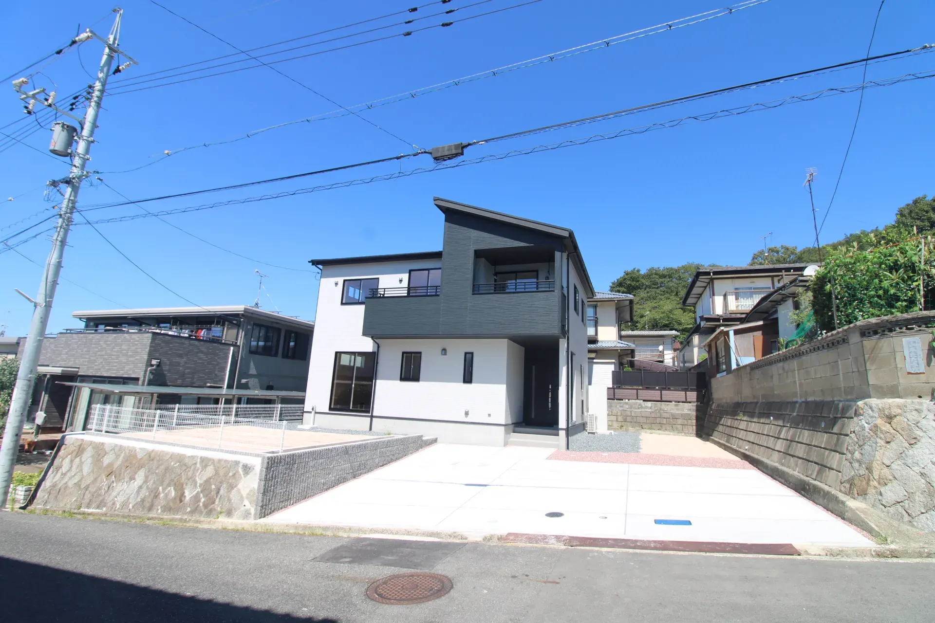 前面道路から見た外観