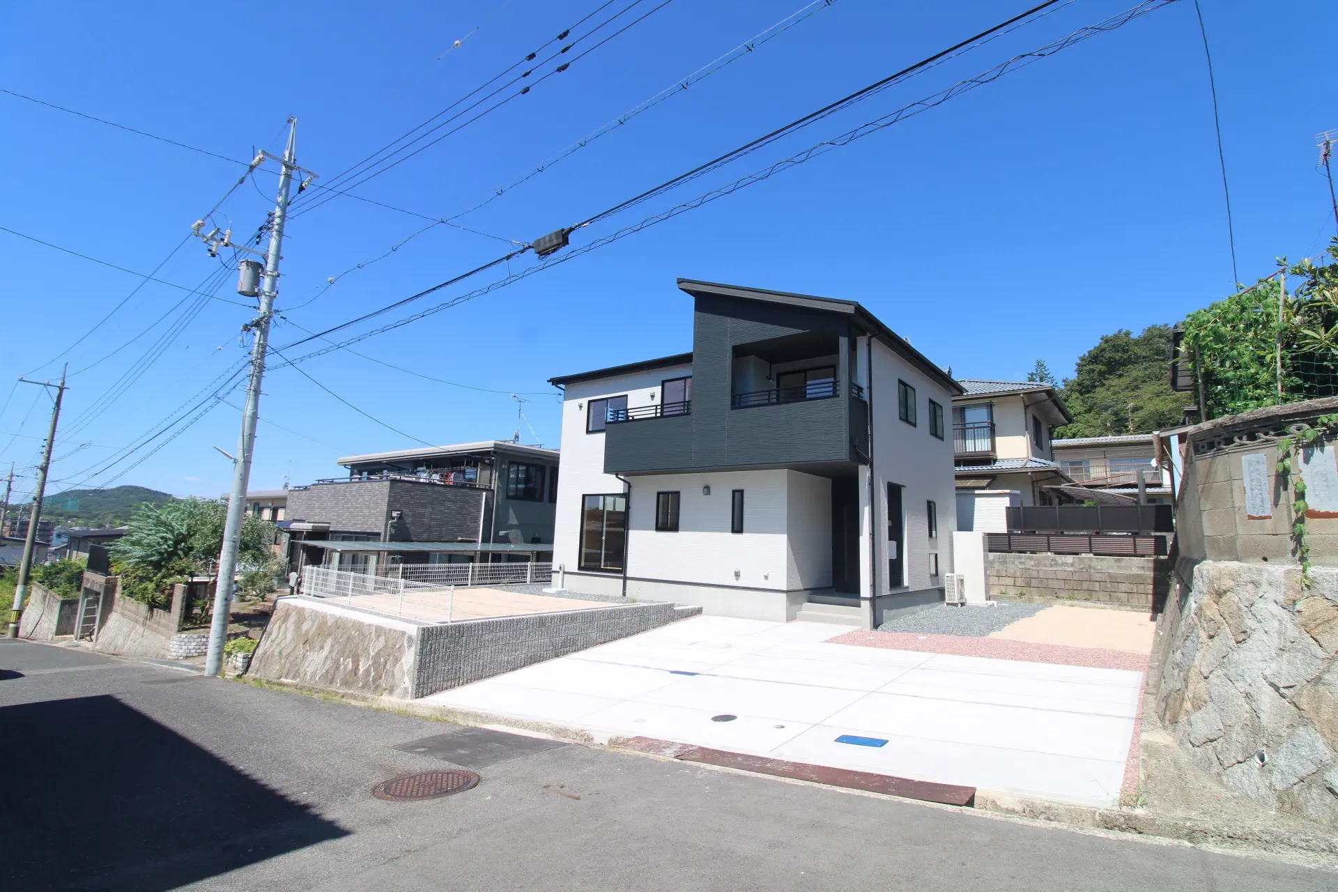 前面道路から見た外観