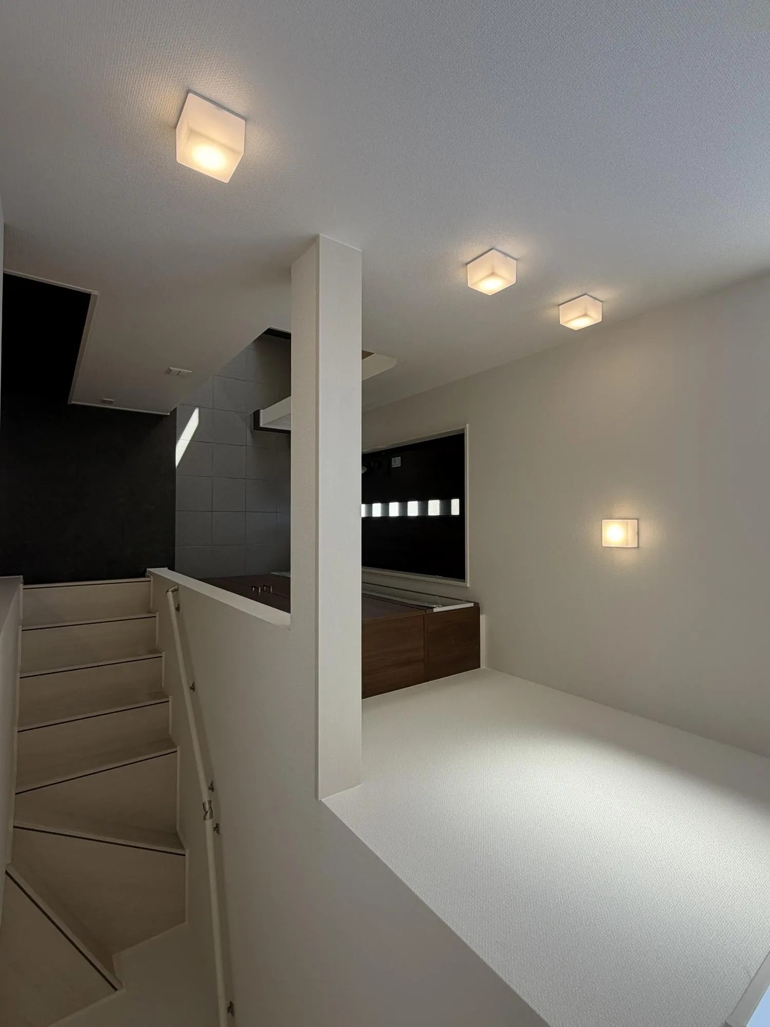 【玄関吹抜】扉を開けた瞬間、視線の先に広がるのは空間のゆとり。
吹抜が住まいの第一印象を美しく演出します。